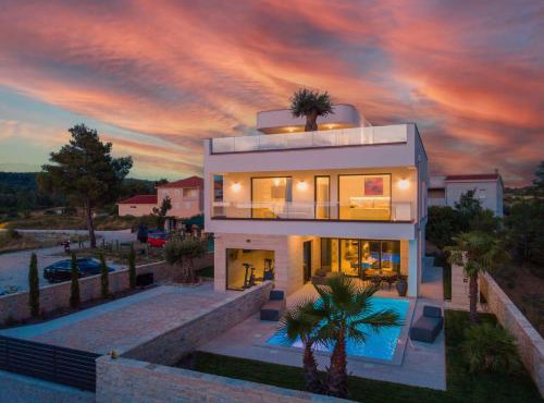 Villa Four Seasons Seaside B with heated pool and jacuzzi, Zadar