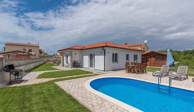 Villa Frontera with Private Pool in Nova Vas