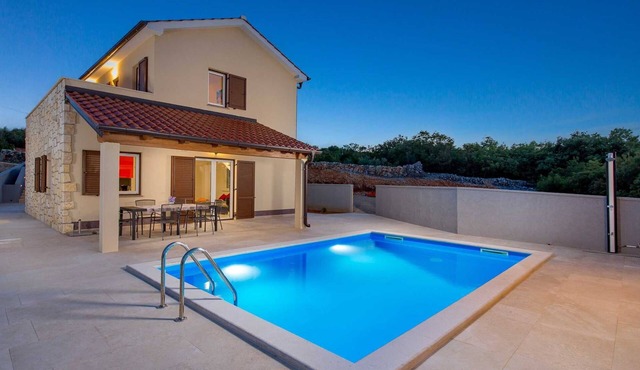 Villa Giulietta with a heated pool, fitness & Seaview