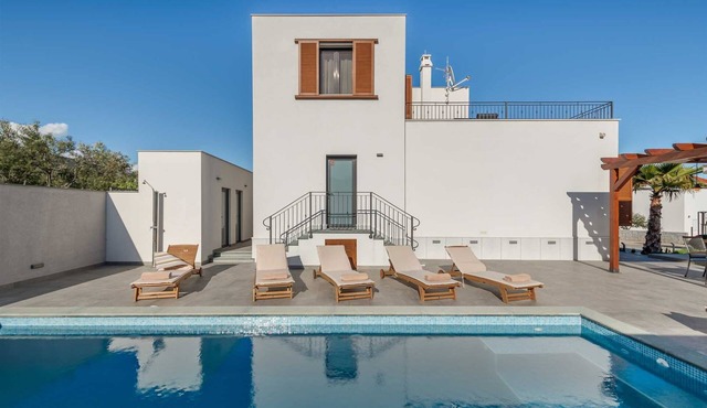 Villa Golden Memories I Heated pool, near sea