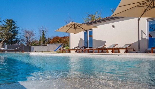 Villa GRACE with large pool 40m2 near beautiful beaches of Istria