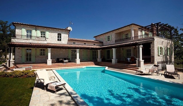 Villa Green Estate with Pool