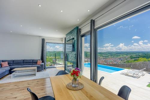 Villa Hill with Private Pool in Bosanska Krupa
