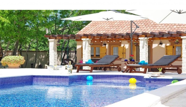 Villa Idyll with pool in natural surrounding