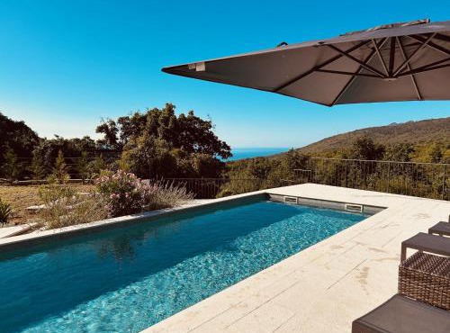 Villa in Hanglage mit Pool und Meerblick
