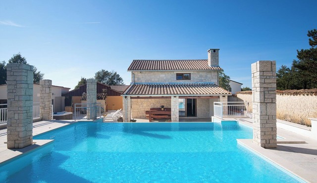 VILLA IN PEACEFUL LOCATION, NATURE, HEATED SWIMMING POOL, SUITABLE FOR CHILDREN