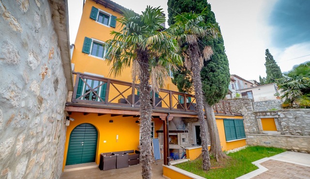 Villa in the old town with spacious rooms, overlooking the sea, old town, pool