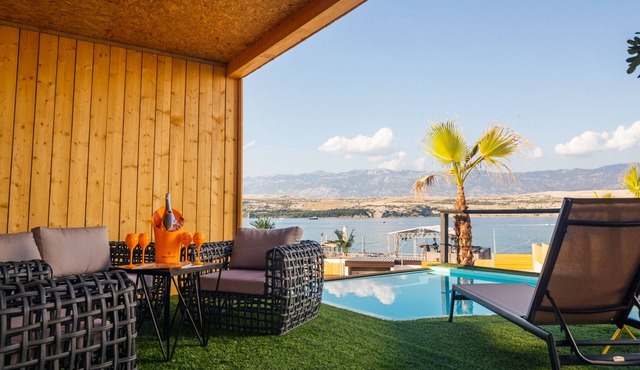 Villa in Zrce, close to the beach, water sports, festival, party, free wifi, up to 6 people. in Kolan