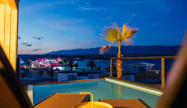 Villa in Zrce, Close to the Beach, Water Sports, Festival, Party, Free Wifi in Kolan