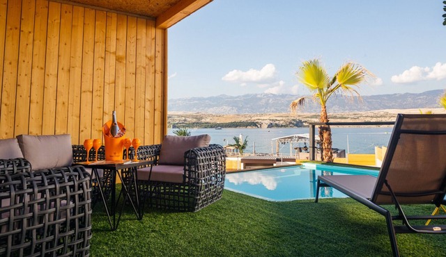 Villa in Zrce, close to the beach, water sports, festival, party, free wifi, up to 6 people. in Kolan