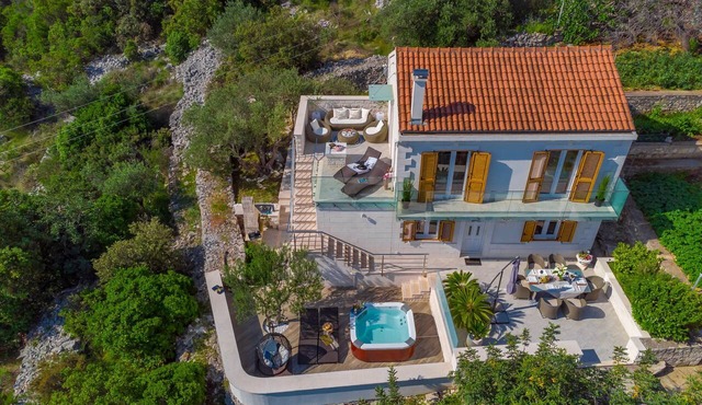 Villa Ivana Solta Island - Jacuzzi, sea view, walking distance to pebble beach