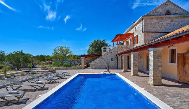 Villa Jacassa with heated swimming pool and jacuzzi