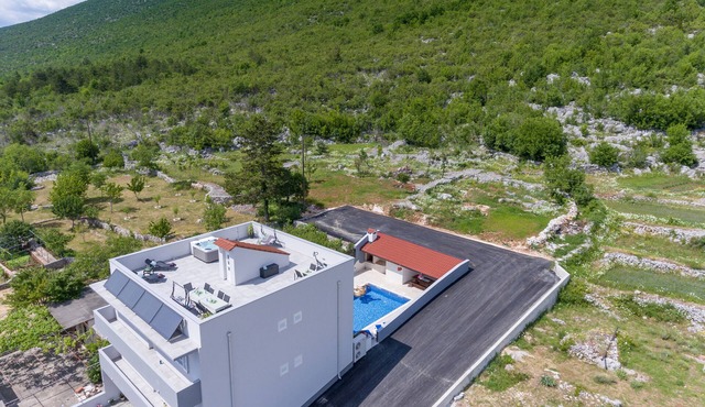 Villa je potpuno opremljena za odmor 18 osoba in Slivno
