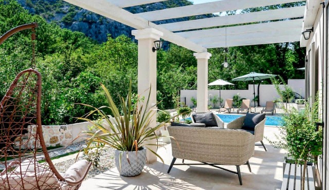 Villa Joli - Four Bedroom Villa, Sleeps 10