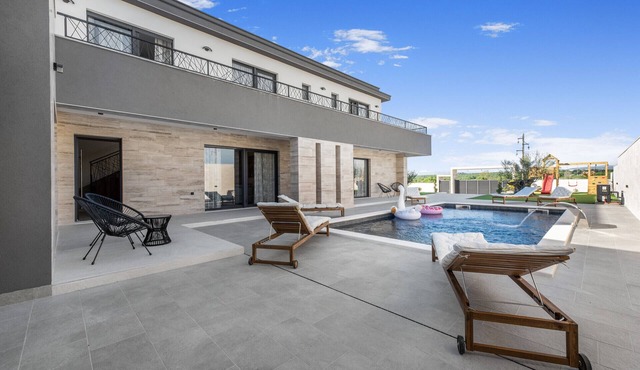 Villa Jollie with pool