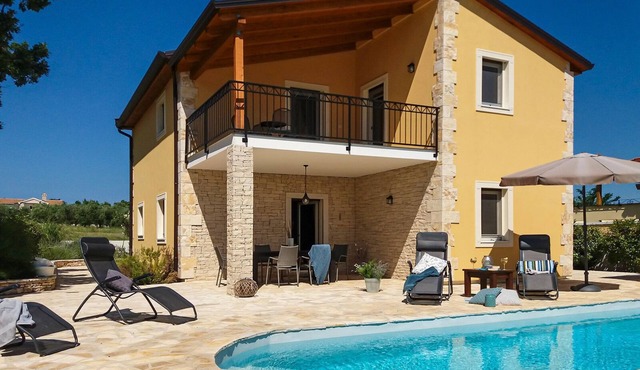 Villa Jomi * for 8-9 people with pool near Poreč, close to the sea! in Tar