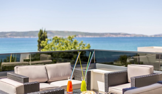 VILLA KAMBEL WEST - heated pool, 50m to the sea , jacuzzi, quiet neighborhood.