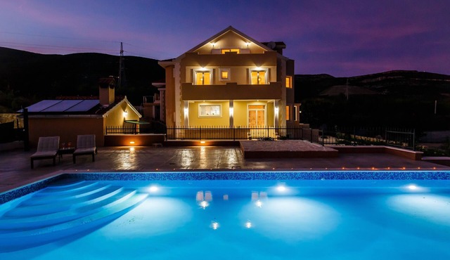 Villa Kosta ,Spacious 5 bedroom villa nestled in nature with sea views