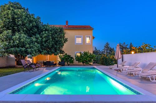 Villa Kutija with heated pool