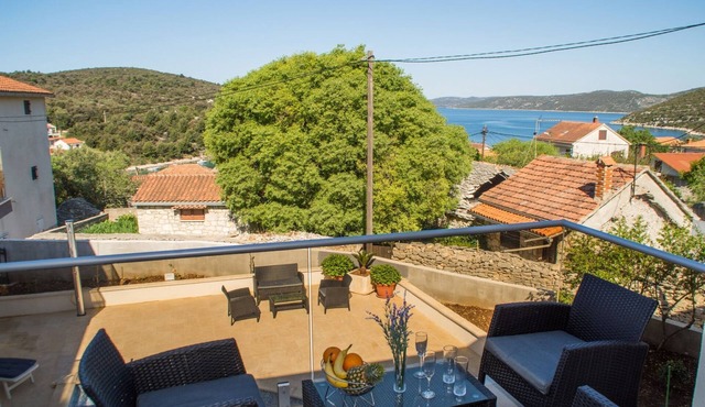 Villa LA - Comfort One-Bedroom Apartment with Terrace and Sea View
