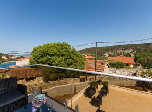 Villa LA-Comfort One Bedroom Apartment with Sea View Terrace 1 in Drvenik Veli