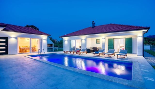 Villa Lake with heated pool and magical views