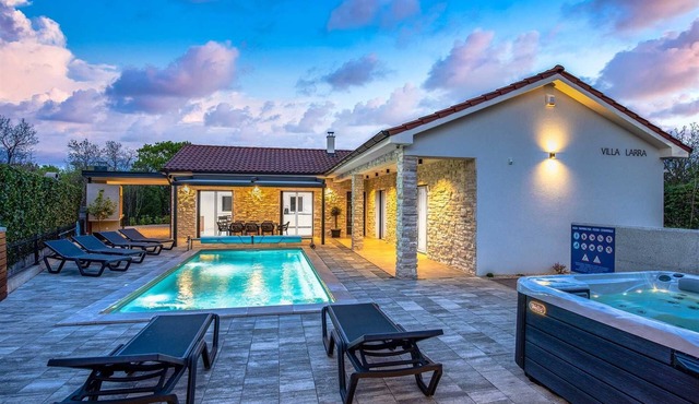 Villa Larra with heated pool & Jacuzzi