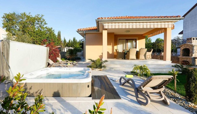 Villa Lavender's Breeze with heated pool, Jacuzzi & bicycles