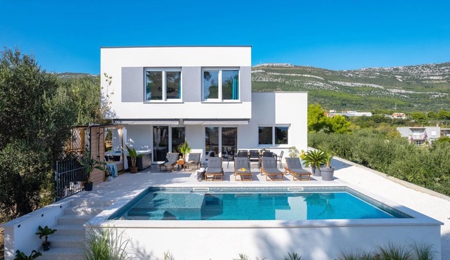 Villa Lea with 4 bedrooms, 40sqm pool, Hot-Tub, 2km from the beach