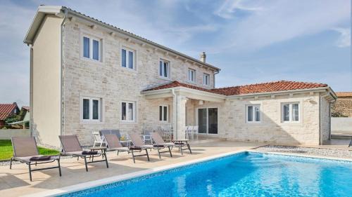 Villa Leon by Villas Holiday