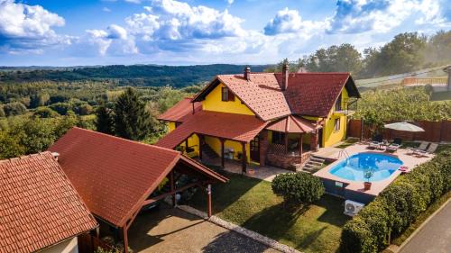 Villa Lipica - kuća s 3 spavaće sobe, saunom, grijanim bazenom u prekrasnom vinogradu