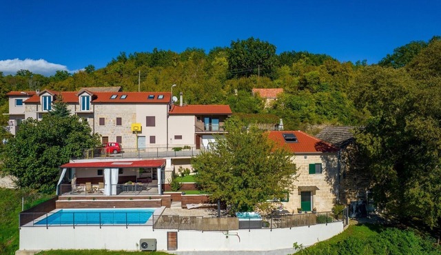 Villa Little Arya with heated pool, hot tub, and 4 bedrooms