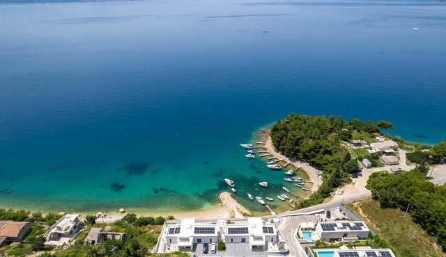 Villa Loma, 5 bedroom Luxury Villa near the sea, private heated pool, Omiš Brzet