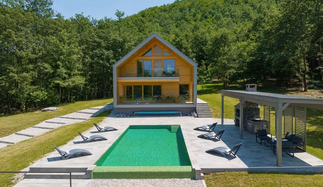 Villa Lovelos with Infinity Pool in Nature