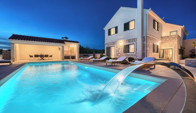 Villa Lovorika - Padel, Cageball, Basketball & Heated Pool
