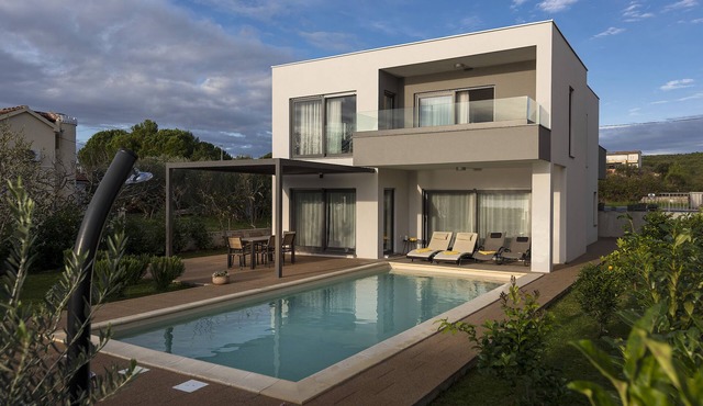 Villa Lu-Ma-modern villa with a swimming pool just by the sea