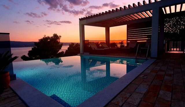 * Villa Lucic Omis * for 1-10 people with a wonderful sea view