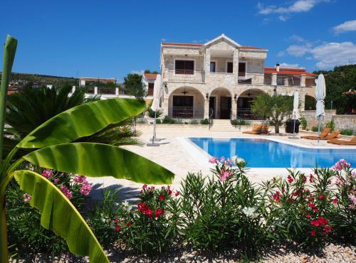 Villa Ludilo mit 4 Apartments in Poljica - Marina bei Trogir Split
