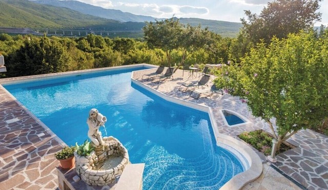 Villa Ma & Ma with pool, parking, high speed Internet, BBQ.