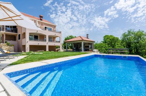 Villa Majkovica - 4 Bedroom Villa with Private Pool & En-Suite Bathrooms & Parking in Orasac