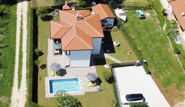 Villa Mares 1 with shared pool in a quiet village near Umag