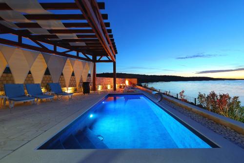 Villa Maritime - Exklusive Strandvilla mit beheiztem Pool, Grillhütte & Meerblick bei Zadar