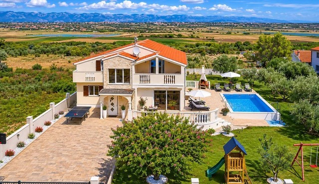 Villa Maslina - Four Bedroom Villa, Sleeps 8
