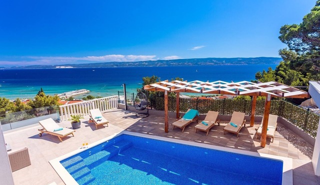 Villa Matan with a private 28m2 pool, billiards, table tennis, darts, PS5, only 250m from the sandy beaches