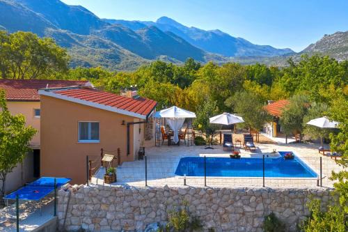 Villa Melita - Heated pool, Speed Internet within Nature Park in Zagvozd