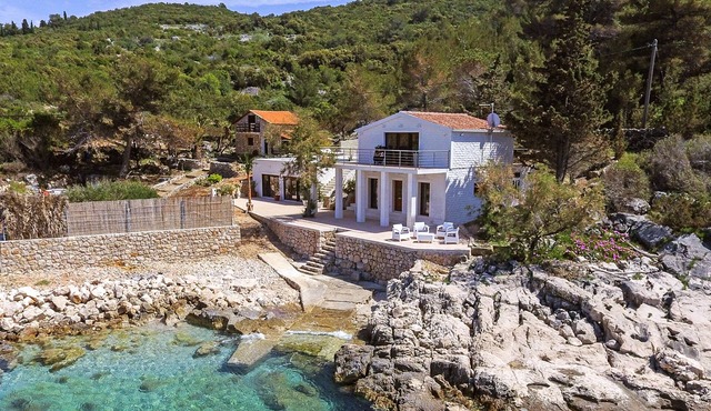 "Villa Mendes" - seafront villa with pool in Jelsa