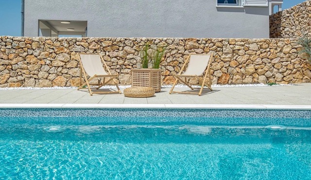 Villa Midina with Pool in Novalja