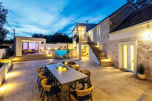Villa MijoMare "Outdoor pool,hot tub,infrared and finnish sauna,gym and game room"