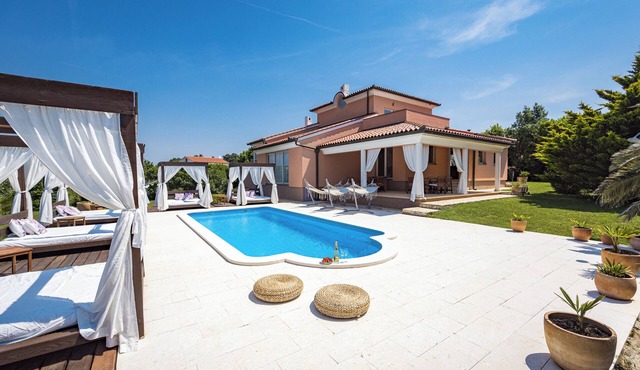 Villa Mirna with private pool near beach