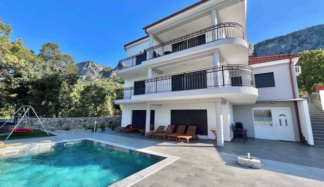 Villa modernly furnished with pool and view